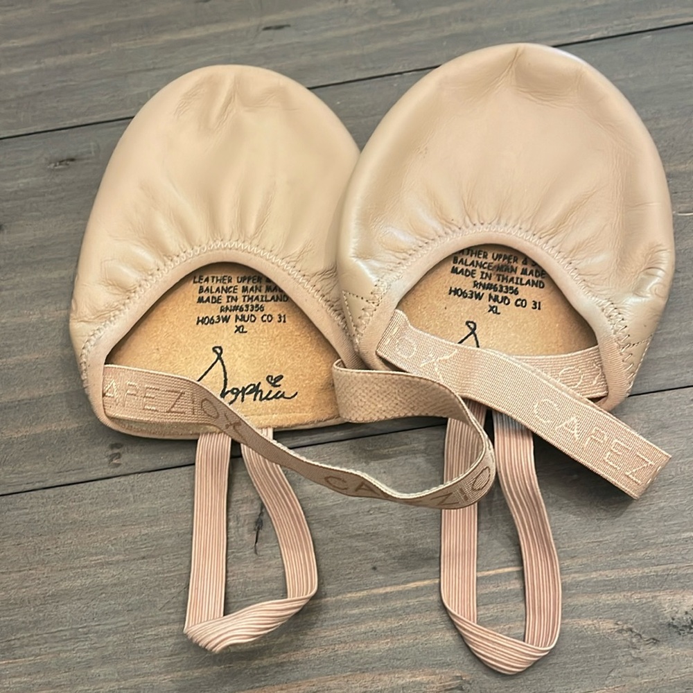 Capezio ballet toe shoes XL